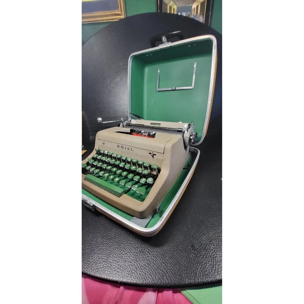 Royal Quiet De Luxe Suit Case Typewriter Floating Green Keys/Original Case 1953